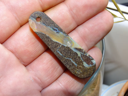 Opale Boulder d'Australie,4 modèles au choix taillés en France par 'Mik' opalescence'. Pendentifs vendu avec cordon de cuir noir, coulissant, très belle qualité. L' opale est fascinante et envoutante ! Le must en matière de pierres, Parfait !