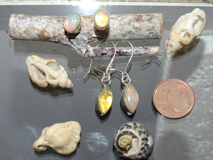 Boucles ou Puces d'oreille en Opale Welo, qualité AA à AAA, fait par "Gem & Zen". Superbes cabochons de pierres sertis sur Argent 925, des reflets hypnotisants, parfait !