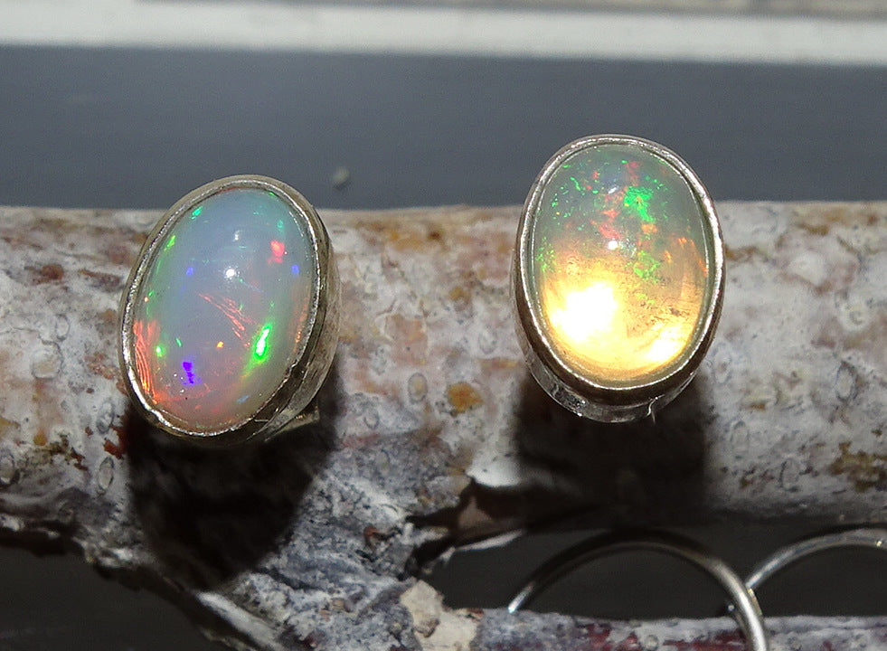 Boucles ou Puces d'oreille en Opale Welo, qualité AA à AAA, fait par "Gem & Zen". Superbes cabochons de pierres sertis sur Argent 925, des reflets hypnotisants, parfait !