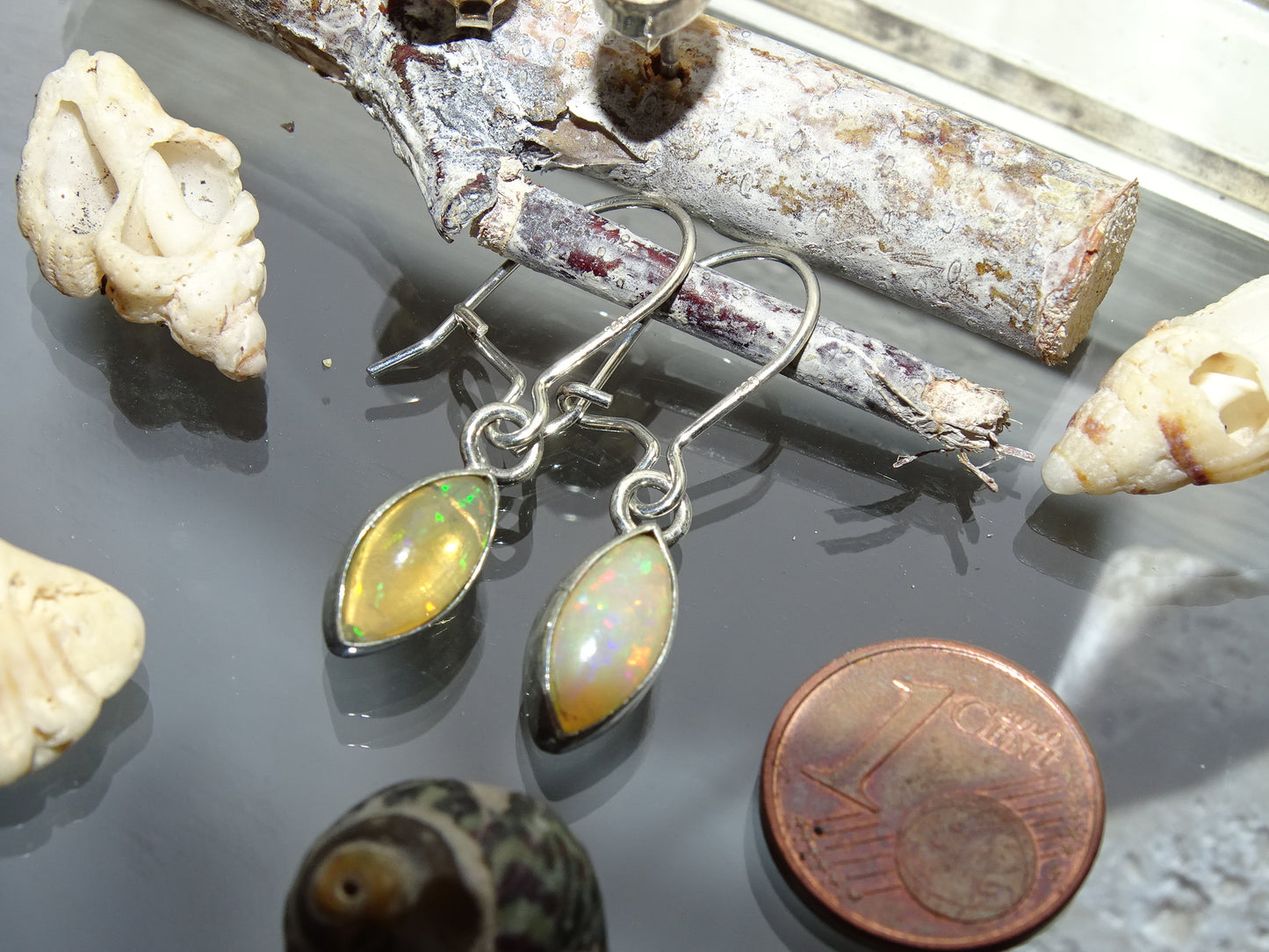 Boucles ou Puces d'oreille en Opale Welo, qualité AA à AAA, fait par "Gem & Zen". Superbes cabochons de pierres sertis sur Argent 925, des reflets hypnotisants, parfait !