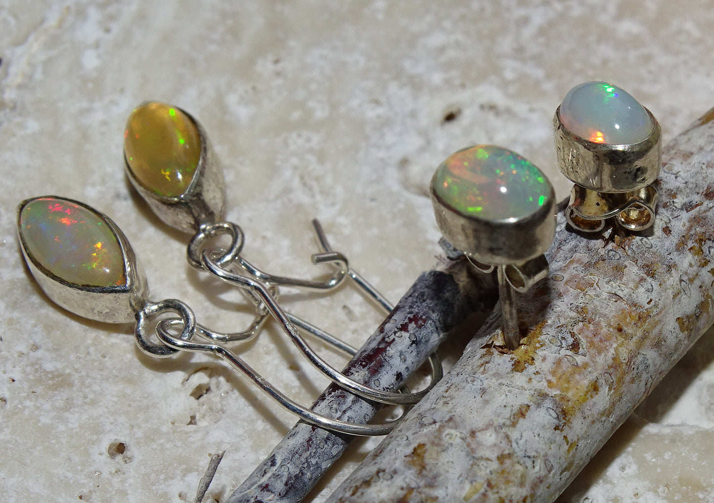 Boucles ou Puces d'oreille en Opale Welo, qualité AA à AAA, fait par "Gem & Zen". Superbes cabochons de pierres sertis sur Argent 925, des reflets hypnotisants, parfait !