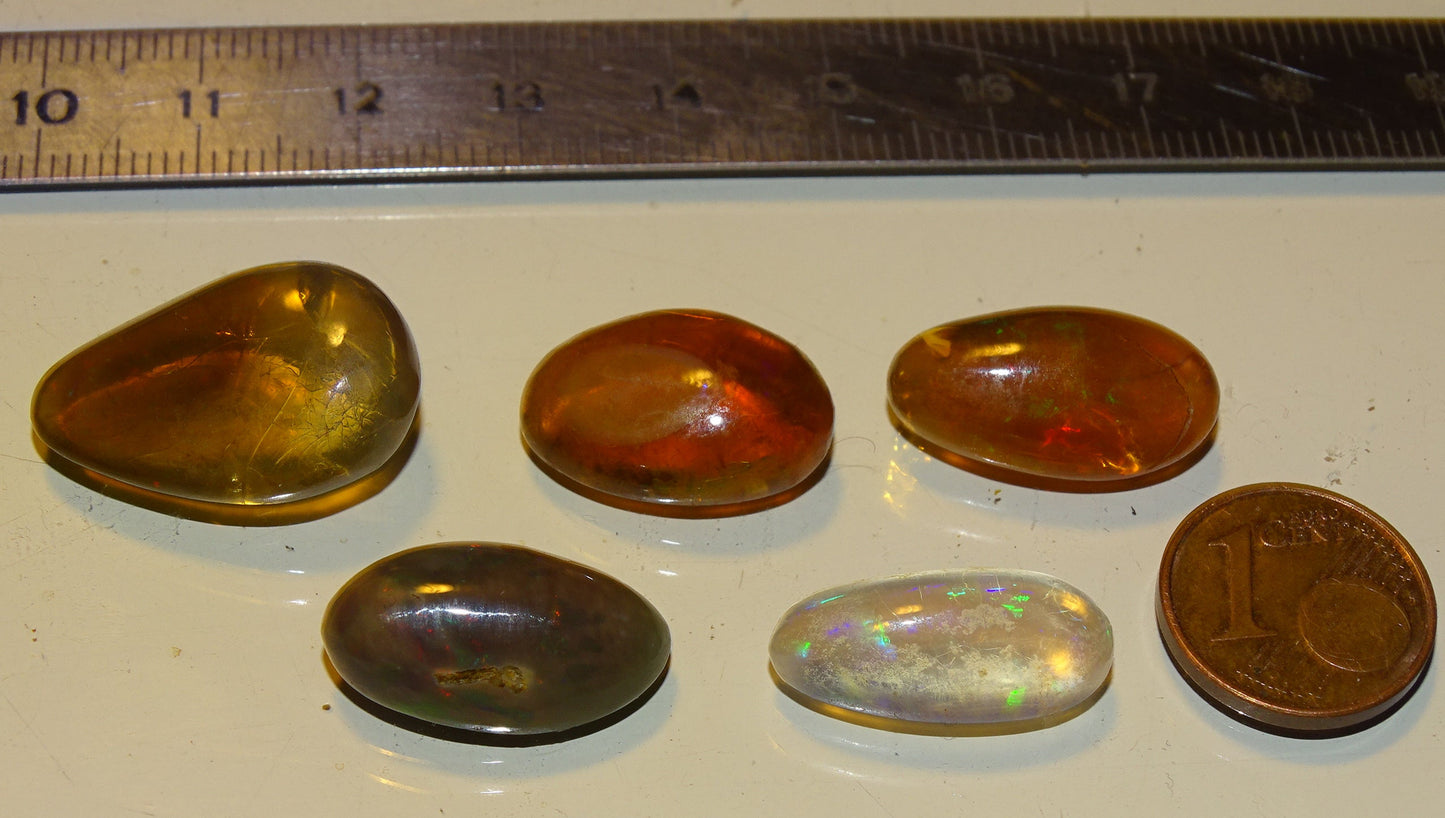 Sélection d'Opale multi-feu, cabochons de 1,9x0,8x7 millimètres à 23x15x0,9. L'authentique et mythique pierre pafait en bijouterie, collection ,exposition...!