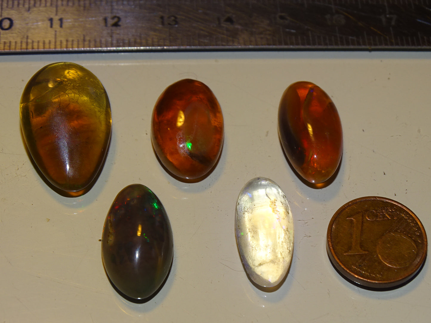 Sélection d'Opale multi-feu, cabochons de 1,9x0,8x7 millimètres à 23x15x0,9. L'authentique et mythique pierre pafait en bijouterie, collection ,exposition...!