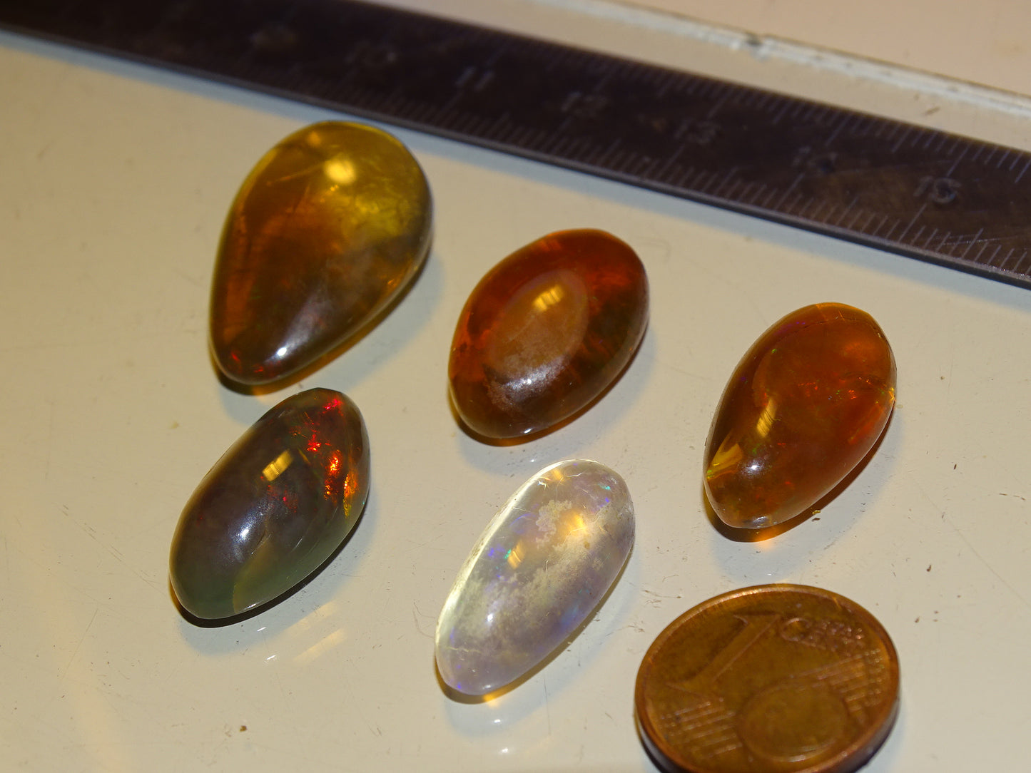 Sélection d'Opale multi-feu, cabochons de 1,9x0,8x7 millimètres à 23x15x0,9. L'authentique et mythique pierre pafait en bijouterie, collection ,exposition...!