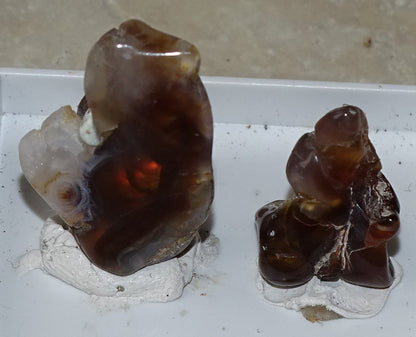 Agate de feu du Mexique, 2 spéciments de 2,8 grammes (25x15x0,8 mm) ou 1,2 grammes (16x12x0,7mm). Superbes et surprenants spéciment brut et naturel, parfait en collection ,exposition...!