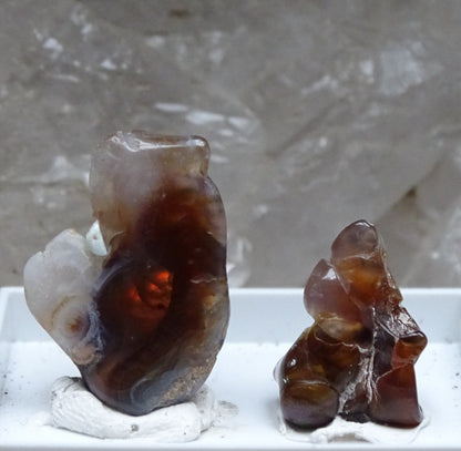 Agate de feu du Mexique, 2 spéciments de 2,8 grammes (25x15x0,8 mm) ou 1,2 grammes (16x12x0,7mm). Superbes et surprenants spéciment brut et naturel, parfait en collection ,exposition...!