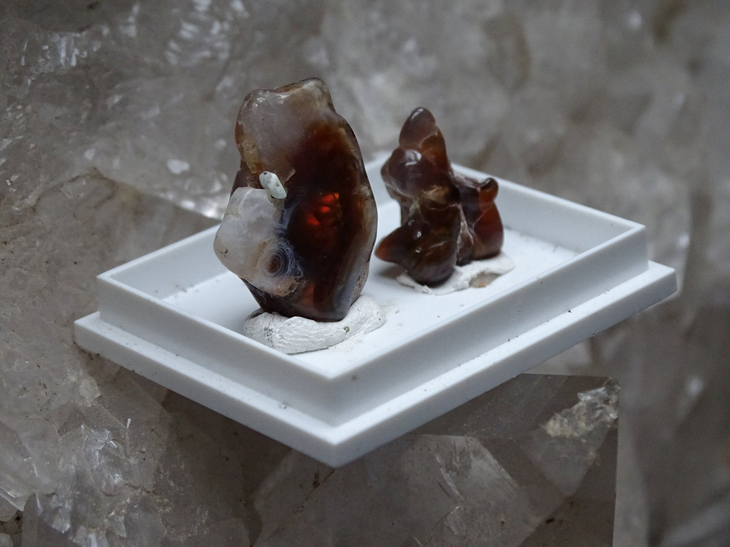 Agate de feu du Mexique, 2 spéciments de 2,8 grammes (25x15x0,8 mm) ou 1,2 grammes (16x12x0,7mm). Superbes et surprenants spéciment brut et naturel, parfait en collection ,exposition...!