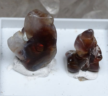 Agate de feu du Mexique, 2 spéciments de 2,8 grammes (25x15x0,8 mm) ou 1,2 grammes (16x12x0,7mm). Superbes et surprenants spéciment brut et naturel, parfait en collection ,exposition...!