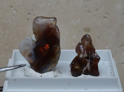 Agate de feu du Mexique, 2 spéciments de 2,8 grammes (25x15x0,8 mm) ou 1,2 grammes (16x12x0,7mm). Superbes et surprenants spéciment brut et naturel, parfait en collection ,exposition...!