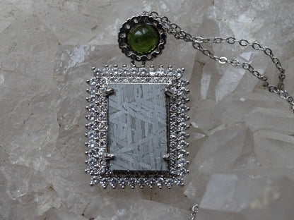 Pendentif 'Deluxe Premium', en météorite 'Muonionalusta' de Suède et perle de Moldavite. Vendu avec chaînette de 45 cm en Argent. Poids 9,5 grammes. Dimensions environ 38x22x0,9 millimètres. Superbe pièce, magnifique !