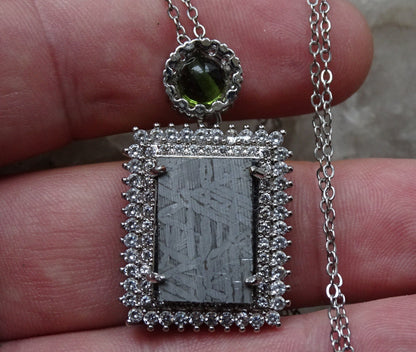 Pendentif 'Deluxe Premium', en météorite 'Muonionalusta' de Suède et perle de Moldavite. Vendu avec chaînette de 45 cm en Argent. Poids 9,5 grammes. Dimensions environ 38x22x0,9 millimètres. Superbe pièce, magnifique !