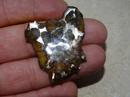 Sélection de météorites Pallasites Sericho, de 6 à 40 gr. Piéces rares et se distinguent par la présence de gros cristaux d'olivine en inclusion dans la matrice de ferronickel. Magnifique !