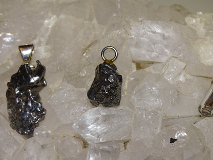 Sélection pendentifs de météorites Campo Del Cielo d'Argentine,pièces au choix. pépites entières ou en flacon. Véritable pépite de l'espace !