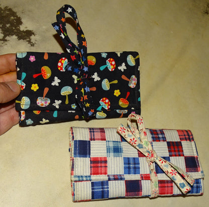 Blague/ Pochette à tabac, 25 x 16 cm, repliable en 3 pans, parfait pour les bijoux, petits accessoires de poches, etc...100% fait main par la créatrice "Créatipik" ! Très belles finitions, admirable création et unique à chaque fois ! Modèle zu choix !