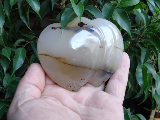 Coeur 'doublé', en agate dentrique de taille L (8,8 x 7,3 x 2,7 centimètres). Belles finitions, des veines de pierres, l'agate des artistes, magnifique pièce !