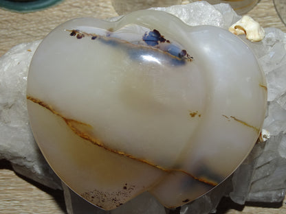 Coeur 'doublé', en agate dentrique de taille L (8,8 x 7,3 x 2,7 centimètres). Belles finitions, des veines de pierres, l'agate des artistes, magnifique pièce !