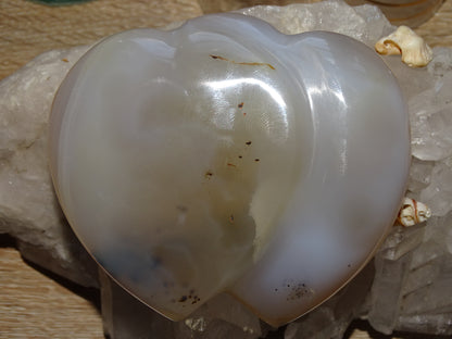 Coeur 'doublé', en agate dentrique de taille L (8,8 x 7,3 x 2,7 centimètres). Belles finitions, des veines de pierres, l'agate des artistes, magnifique pièce !