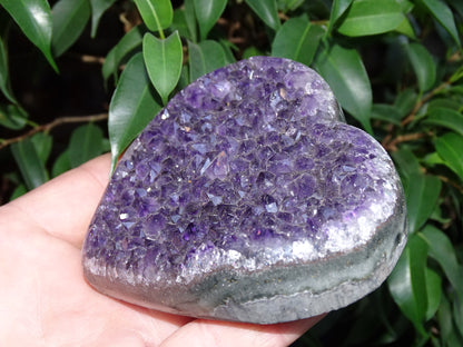 Druse en forme de coeur en amethyste de taille L (8,4 x 8,1 x 2,2 centimètres). Belles finitions, des cristaux d'un violet intense, parfait pour recharger des minéraux, magnifique pièce !