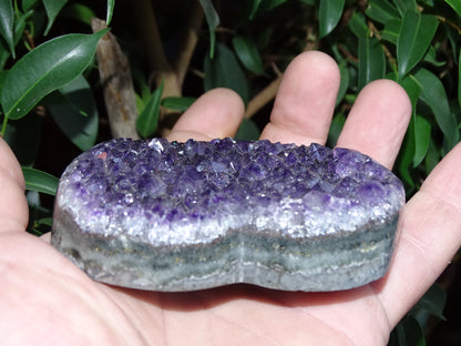 Druse en forme de coeur en amethyste de taille L (8,4 x 8,1 x 2,2 centimètres). Belles finitions, des cristaux d'un violet intense, parfait pour recharger des minéraux, magnifique pièce !