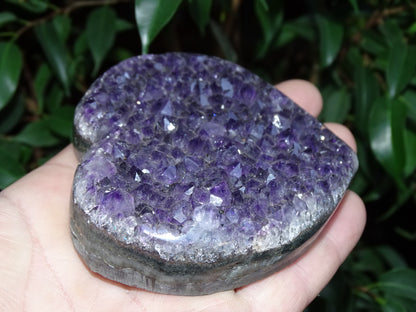 Druse en forme de coeur en amethyste de taille L (8,4 x 8,1 x 2,2 centimètres). Belles finitions, des cristaux d'un violet intense, parfait pour recharger des minéraux, magnifique pièce !