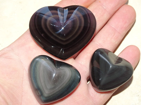 Coeur en obsidienne oeil céleste de 35 à 50 millimètres. Belles finitions, des reflets intenses, magnifiques pièces !