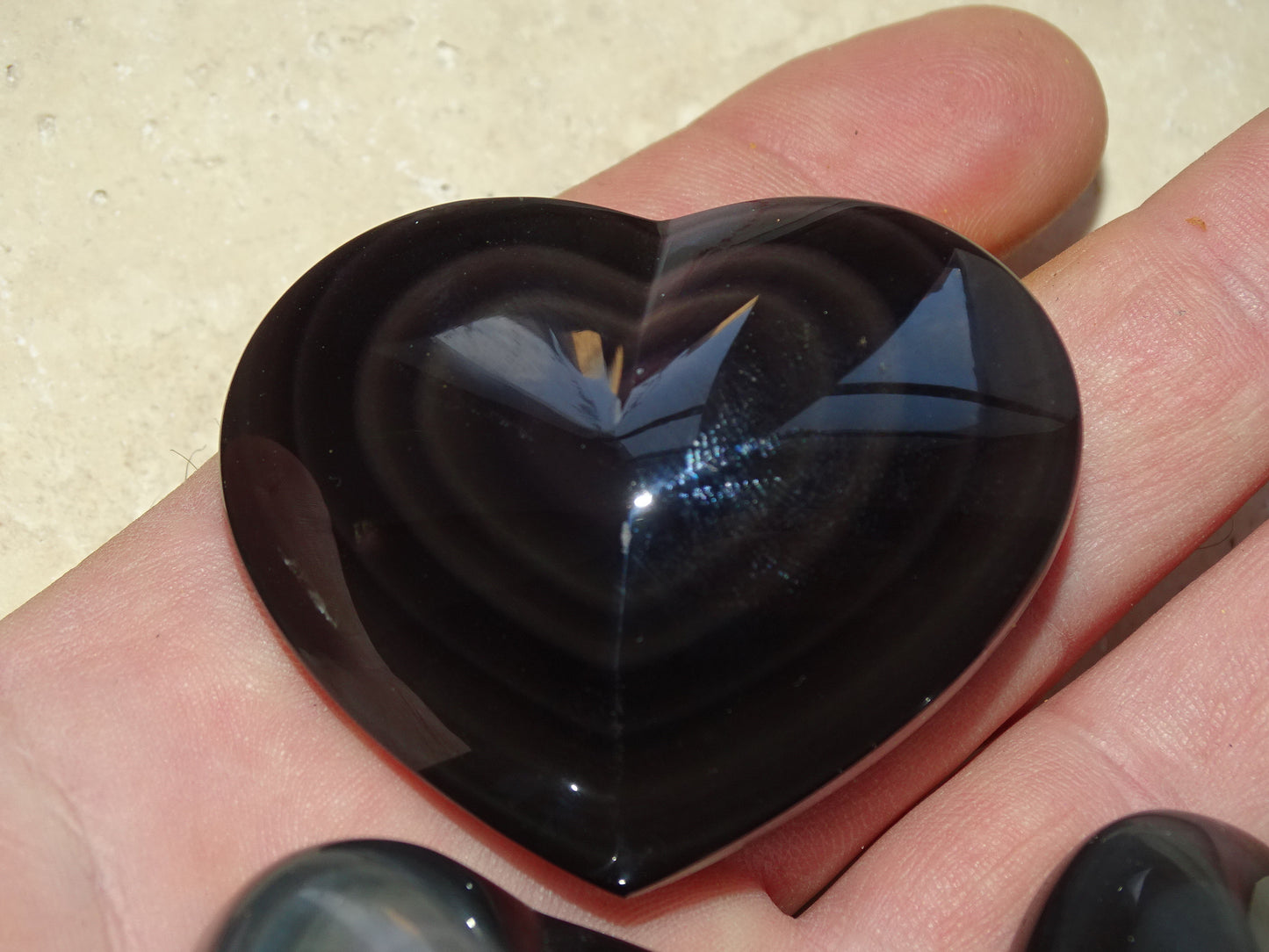 Coeur en obsidienne oeil céleste de 35 à 50 millimètres. Belles finitions, des reflets intenses, magnifiques pièces !