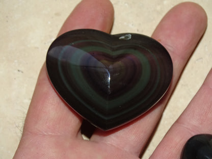 Coeur en obsidienne oeil céleste de 35 à 50 millimètres. Belles finitions, des reflets intenses, magnifiques pièces !