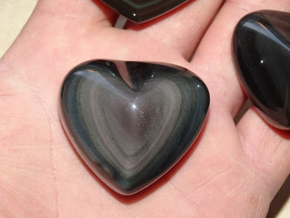 Coeur en obsidienne oeil céleste de 35 à 50 millimètres. Belles finitions, des reflets intenses, magnifiques pièces !