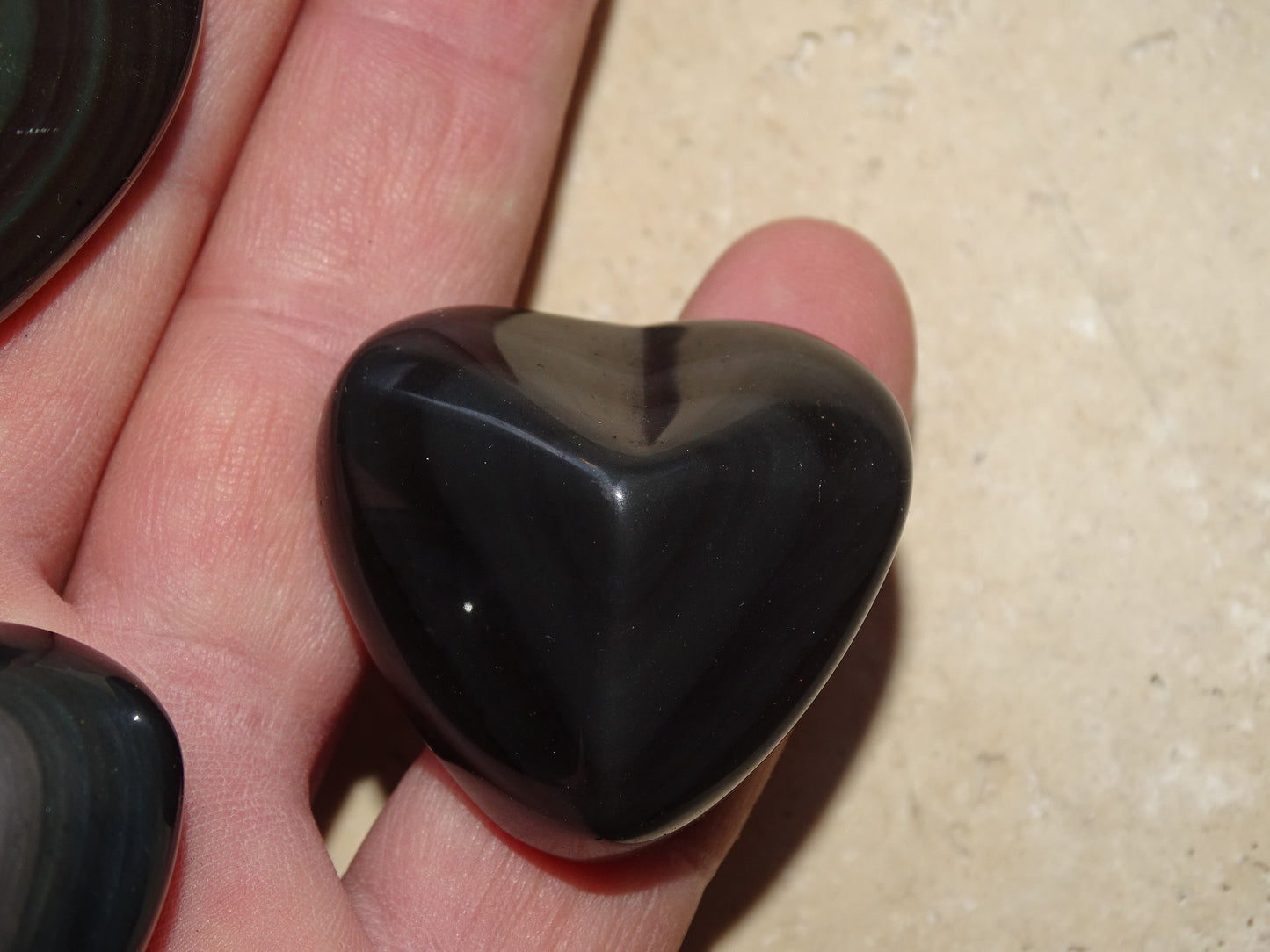 Coeur en obsidienne oeil céleste de 35 à 50 millimètres. Belles finitions, des reflets intenses, magnifiques pièces !