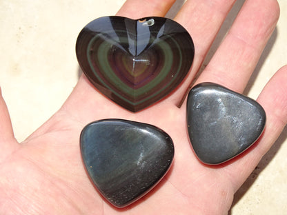 Coeur en obsidienne oeil céleste de 35 à 50 millimètres. Belles finitions, des reflets intenses, magnifiques pièces !