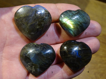 Coeur en labradorite de taille S, 3 x 3 x 1,5 centimètres. Belles finitions, beaux reflets bleutés, belle pièces !