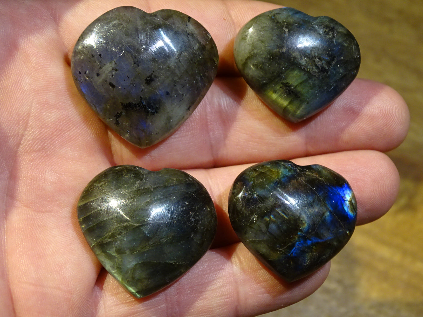 Coeur en labradorite de taille S, 3 x 3 x 1,5 centimètres. Belles finitions, beaux reflets bleutés, belle pièces !