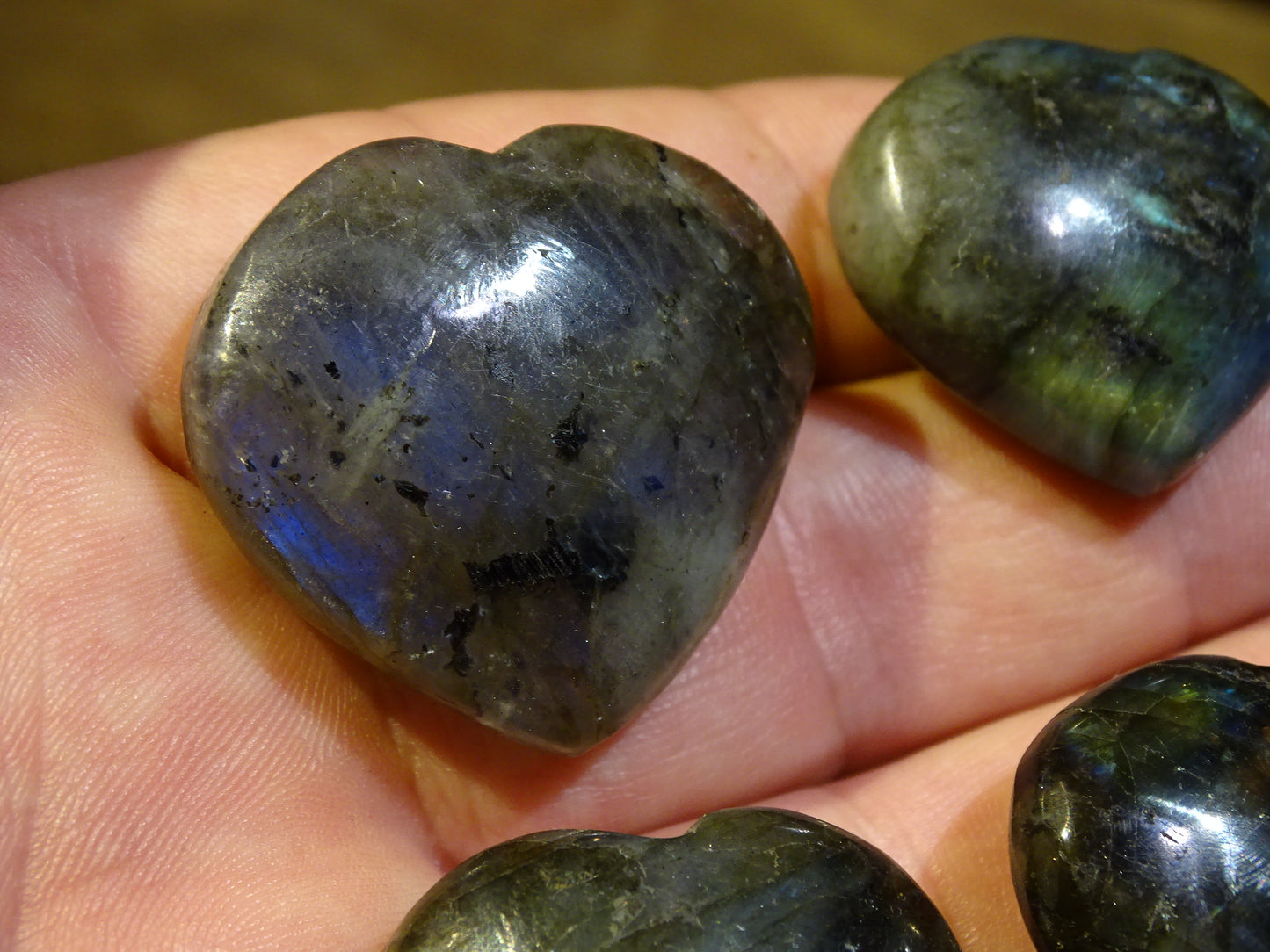 Coeur en labradorite de taille S, 3 x 3 x 1,5 centimètres. Belles finitions, beaux reflets bleutés, belle pièces !