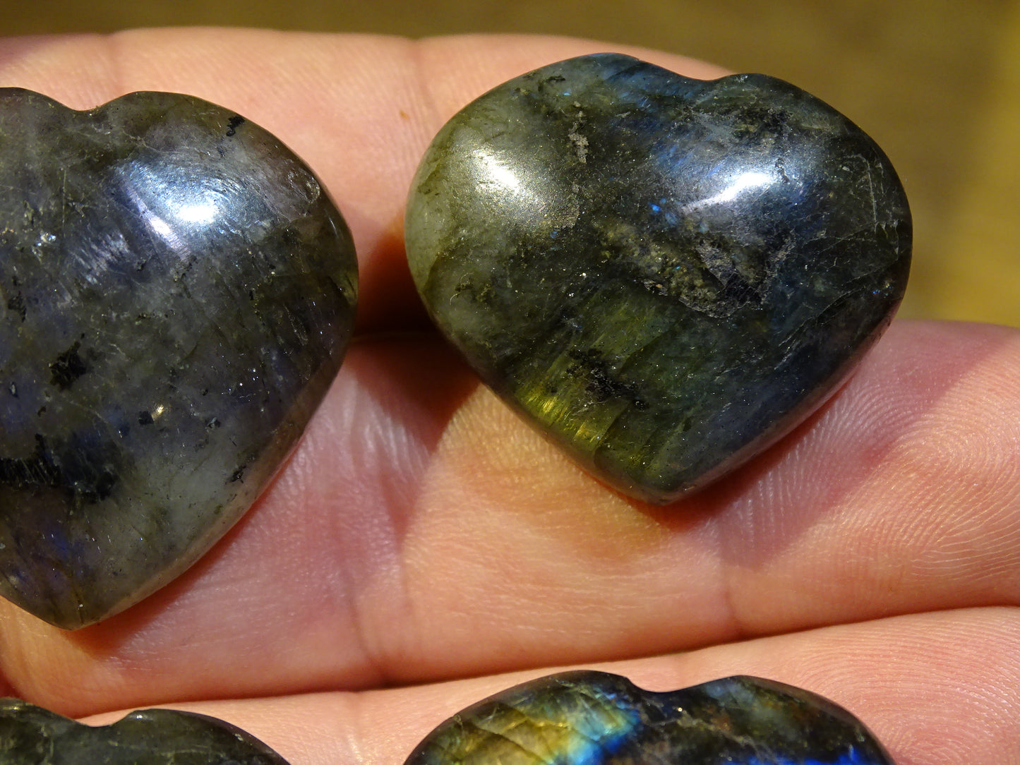 Coeur en labradorite de taille S, 3 x 3 x 1,5 centimètres. Belles finitions, beaux reflets bleutés, belle pièces !