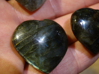 Coeur en labradorite de taille S, 3 x 3 x 1,5 centimètres. Belles finitions, beaux reflets bleutés, belle pièces !