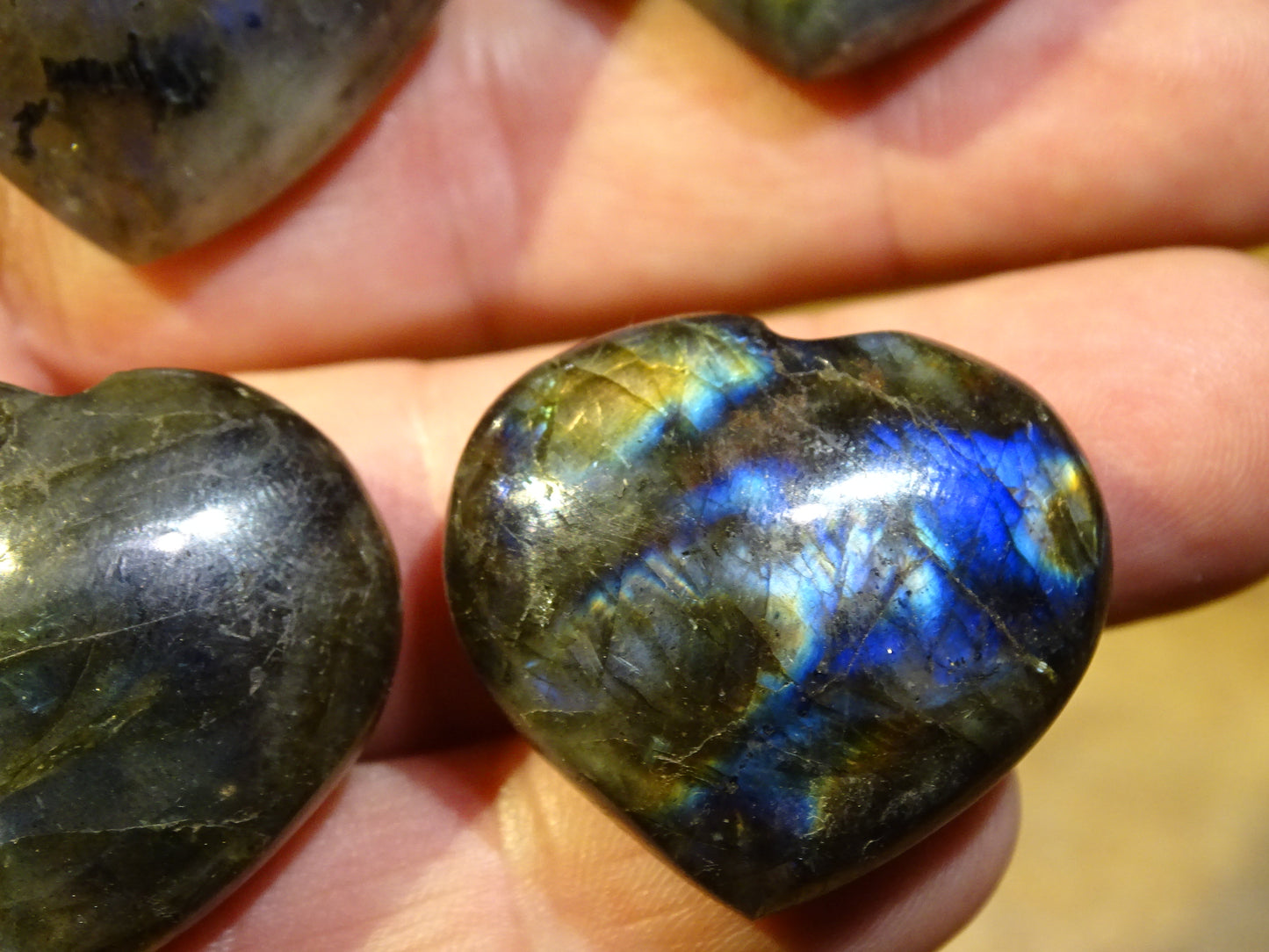 Coeur en labradorite de taille S, 3 x 3 x 1,5 centimètres. Belles finitions, beaux reflets bleutés, belle pièces !