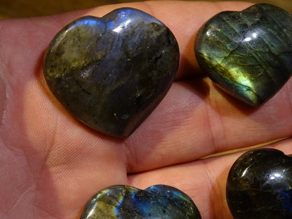 Coeur en labradorite de taille S, 3 x 3 x 1,5 centimètres. Belles finitions, beaux reflets bleutés, belle pièces !