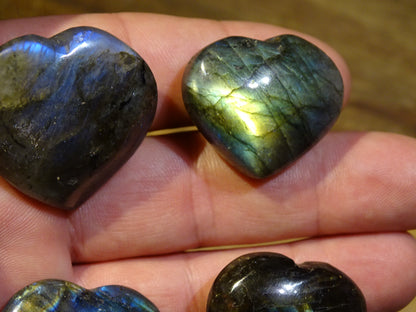 Coeur en labradorite de taille S, 3 x 3 x 1,5 centimètres. Belles finitions, beaux reflets bleutés, belle pièces !