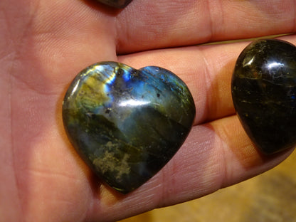 Coeur en labradorite de taille S, 3 x 3 x 1,5 centimètres. Belles finitions, beaux reflets bleutés, belle pièces !