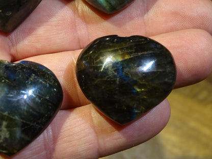 Coeur en labradorite de taille S, 3 x 3 x 1,5 centimètres. Belles finitions, beaux reflets bleutés, belle pièces !