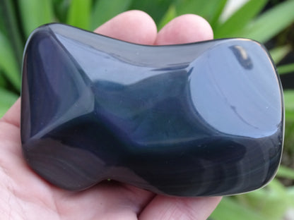 Obsidienne Oeil celeste, de 92 x 57 x 30 mm - 263,8 grammes. Très belle qualité, des couleurs iridesencete incroyables, rare !