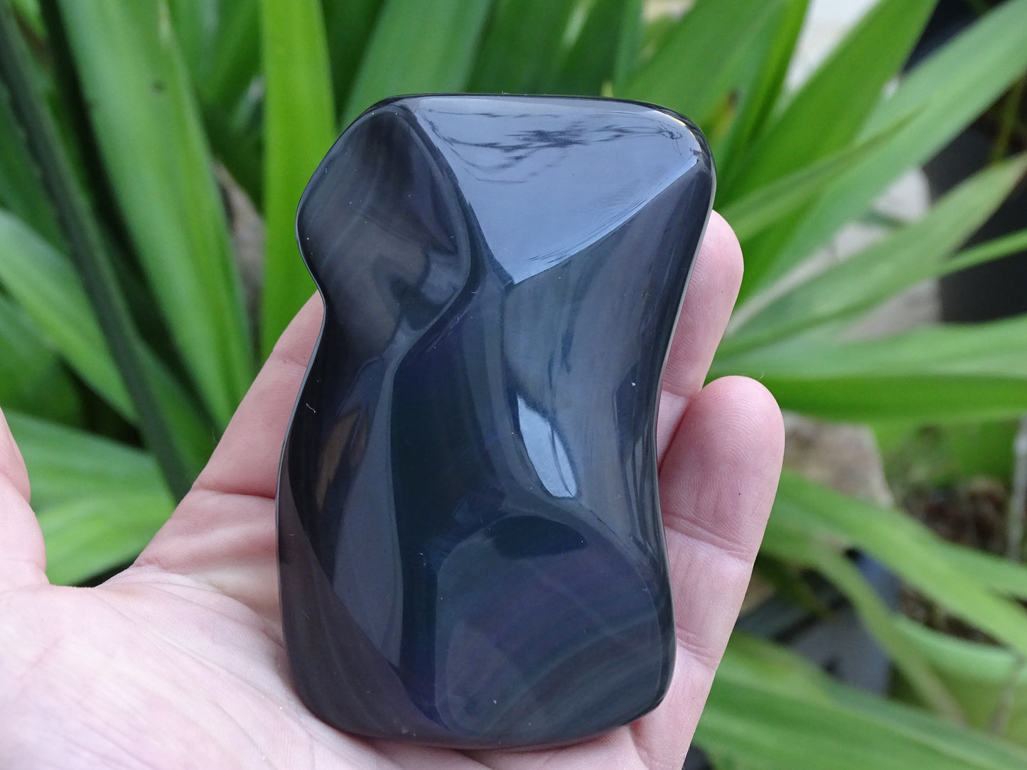 Obsidienne Oeil celeste, de 92 x 57 x 30 mm - 263,8 grammes. Très belle qualité, des couleurs iridesencete incroyables, rare !