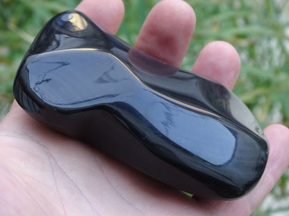 Obsidienne Oeil celeste, de 92 x 57 x 30 mm - 263,8 grammes. Très belle qualité, des couleurs iridesencete incroyables, rare !