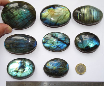 Labradorite, sélection de galets/ pierres plates, modèles au choix, environ 6x4x1,5 cm. Format adéquat pour des pierres de massages. Très belle qualité, des reflets hologramme incroyable, parfait !