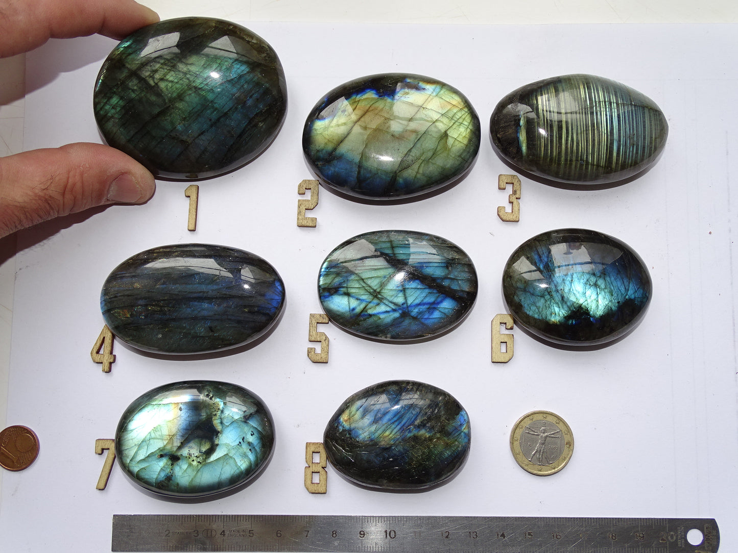 Labradorite, sélection de galets/ pierres plates, modèles au choix, environ 6x4x1,5 cm. Format adéquat pour des pierres de massages. Très belle qualité, des reflets hologramme incroyable, parfait !