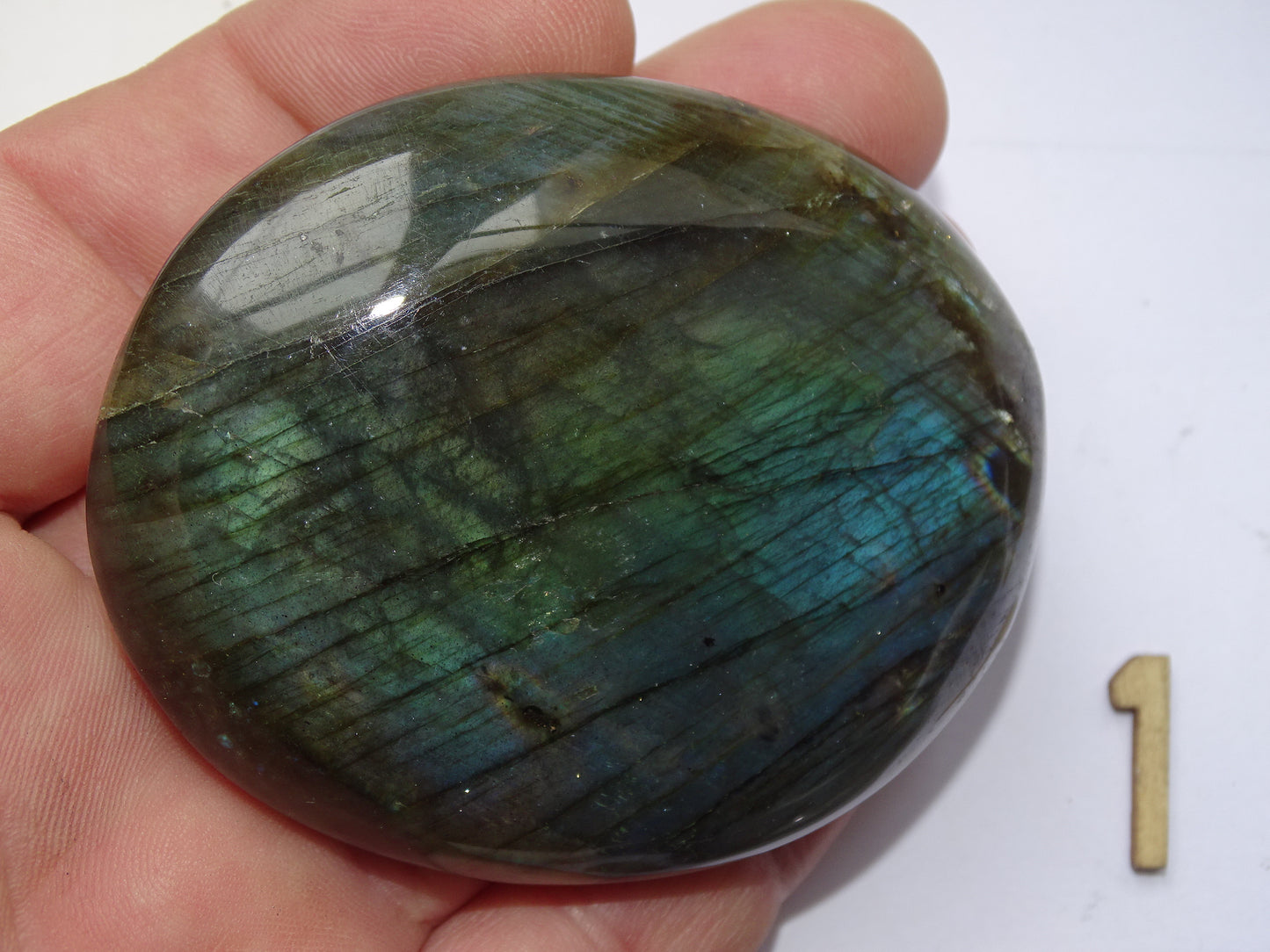 Labradorite, sélection de galets/ pierres plates, modèles au choix, environ 6x4x1,5 cm. Format adéquat pour des pierres de massages. Très belle qualité, des reflets hologramme incroyable, parfait !