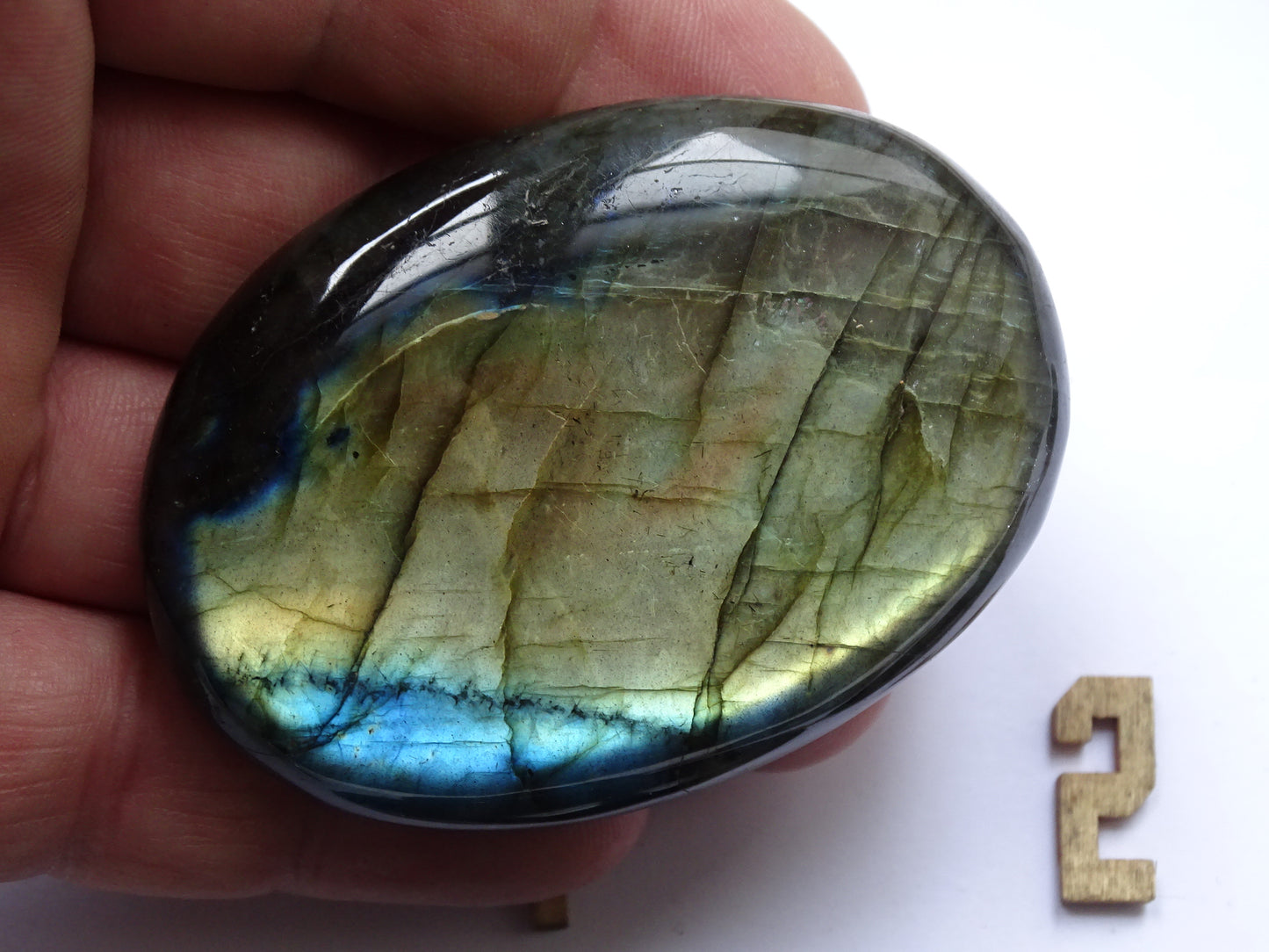 Labradorite, sélection de galets/ pierres plates, modèles au choix, environ 6x4x1,5 cm. Format adéquat pour des pierres de massages. Très belle qualité, des reflets hologramme incroyable, parfait !