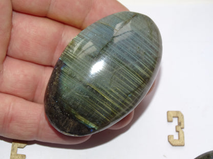 Labradorite, sélection de galets/ pierres plates, modèles au choix, environ 6x4x1,5 cm. Format adéquat pour des pierres de massages. Très belle qualité, des reflets hologramme incroyable, parfait !