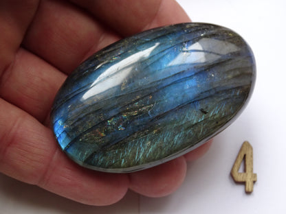 Labradorite, sélection de galets/ pierres plates, modèles au choix, environ 6x4x1,5 cm. Format adéquat pour des pierres de massages. Très belle qualité, des reflets hologramme incroyable, parfait !