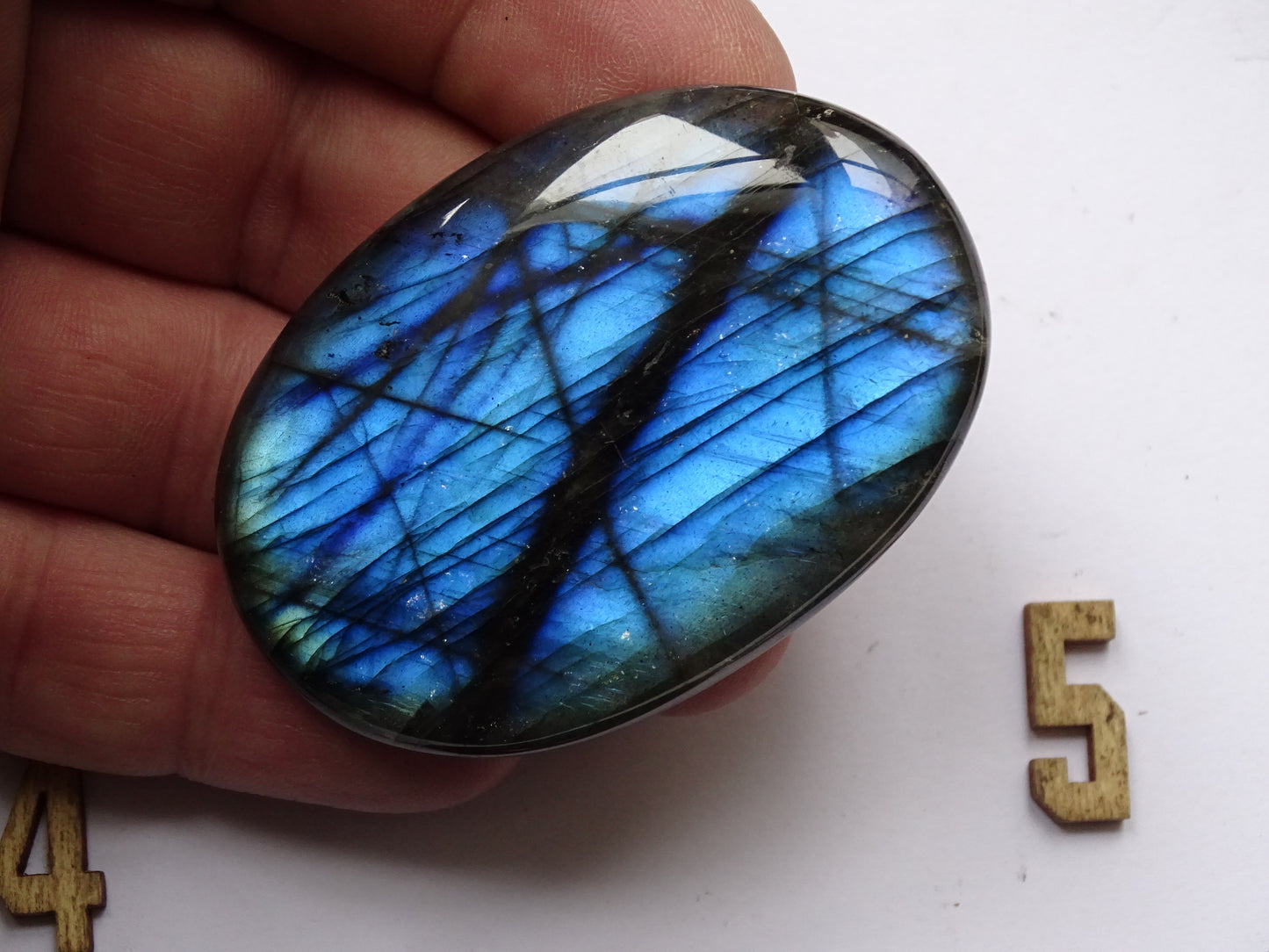 Labradorite, sélection de galets/ pierres plates, modèles au choix, environ 6x4x1,5 cm. Format adéquat pour des pierres de massages. Très belle qualité, des reflets hologramme incroyable, parfait !